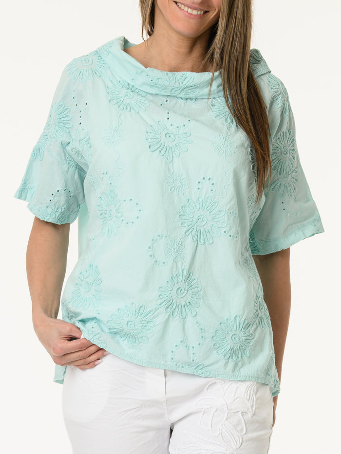 Blouse aqua à col roulé et fleurs brodées
