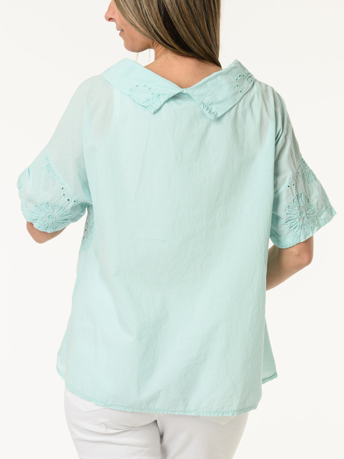 Blouse aqua à col roulé et fleurs brodées