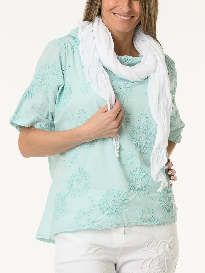 Blouse aqua à col roulé et fleurs brodées