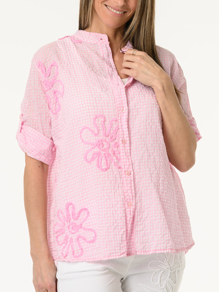 Chemise rose à carreaux avec fleurs texturées