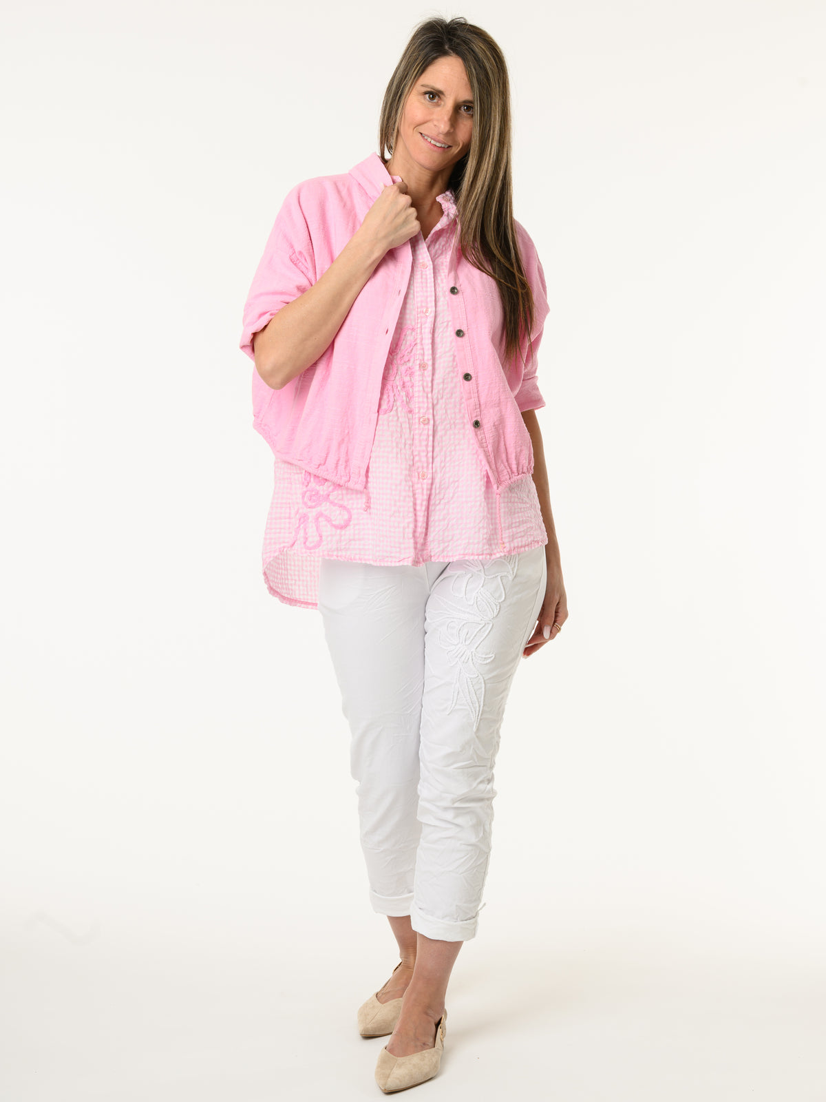 Chemise rose à carreaux avec fleurs texturées
