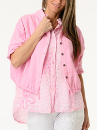 Chemise rose à carreaux avec fleurs texturées