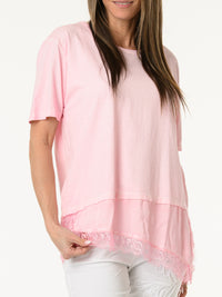 T-shirt rose avec dentelle au bas