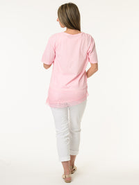 T-shirt rose avec dentelle au bas