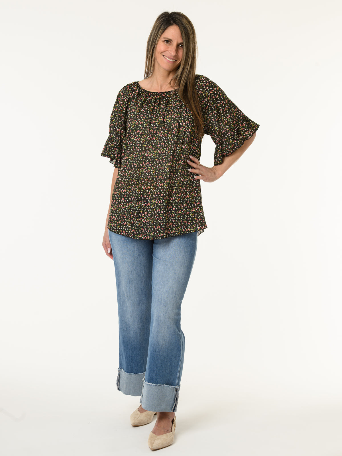 Blouse noire avec manches à volants à motifs de fleurs