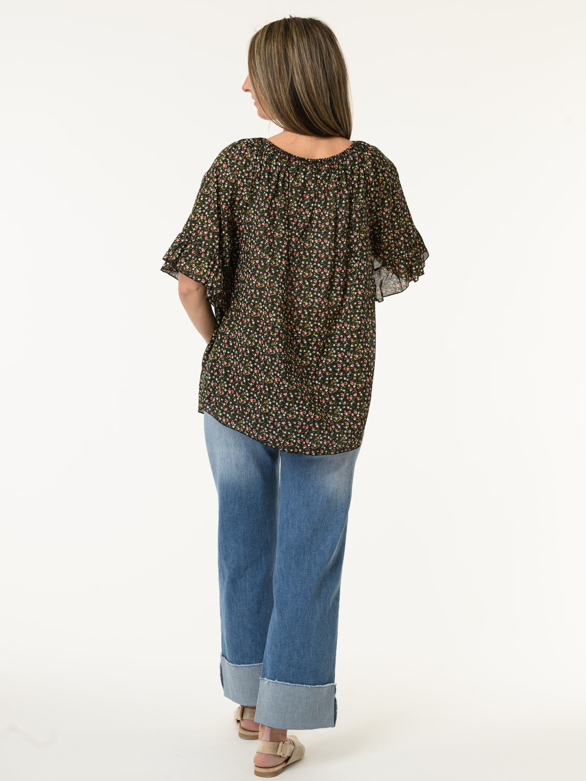 Blouse noire avec manches à volants à motifs de fleurs