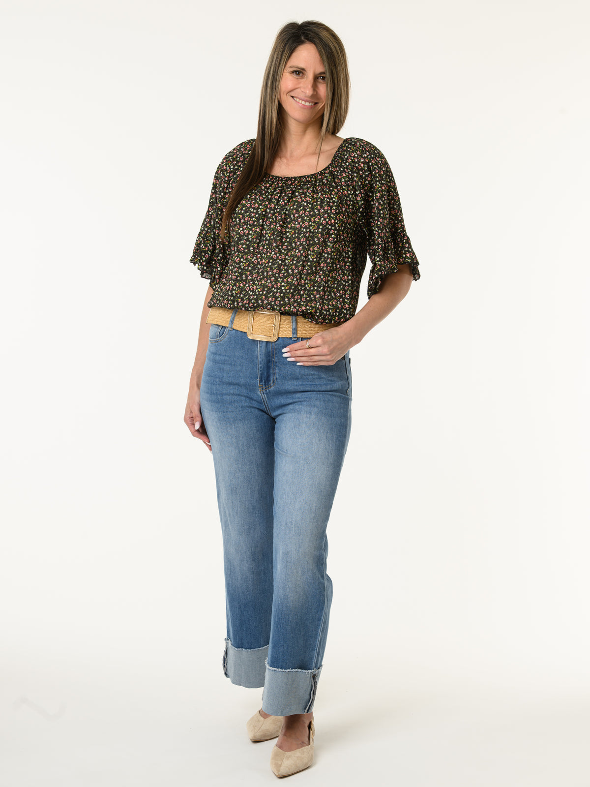Blouse noire avec manches à volants à motifs de fleurs