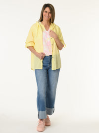Chemise jaune avec fleur en crochet au dos