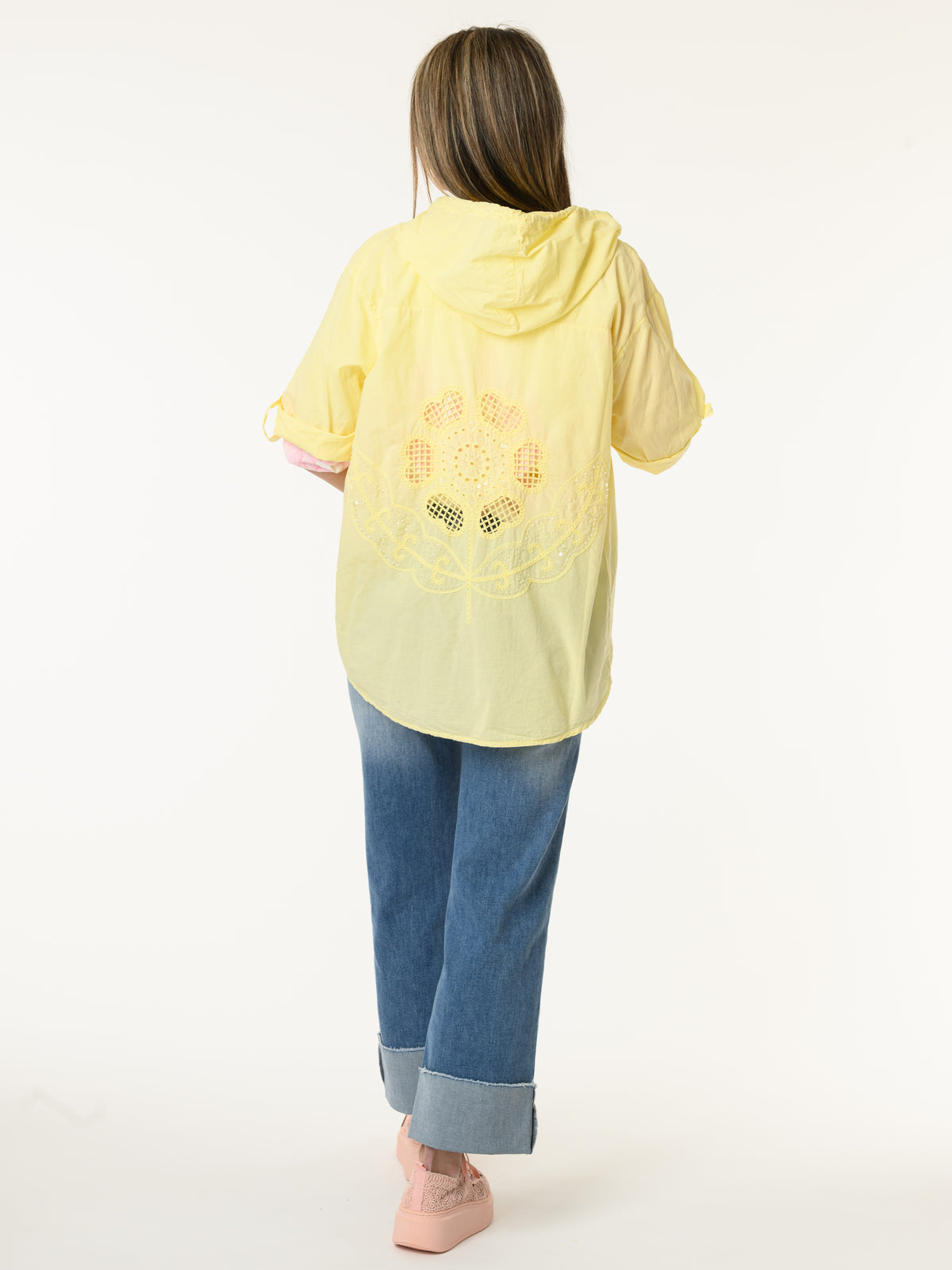 Chemise jaune avec fleur en crochet au dos