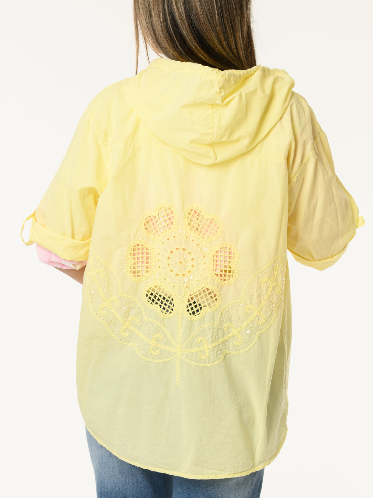 Chemise jaune avec fleur en crochet au dos