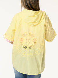 Chemise jaune avec fleur en crochet au dos