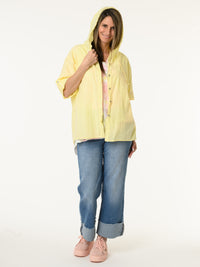 Chemise jaune avec fleur en crochet au dos