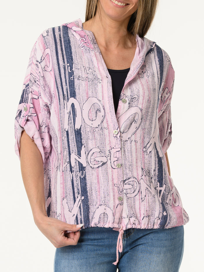 Chemise rose avec rayures et imprimé d'écritures