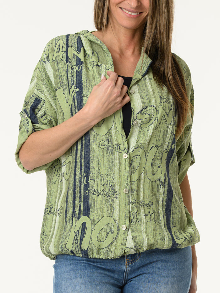 Chemise verte avec rayures et imprimé d'écritures