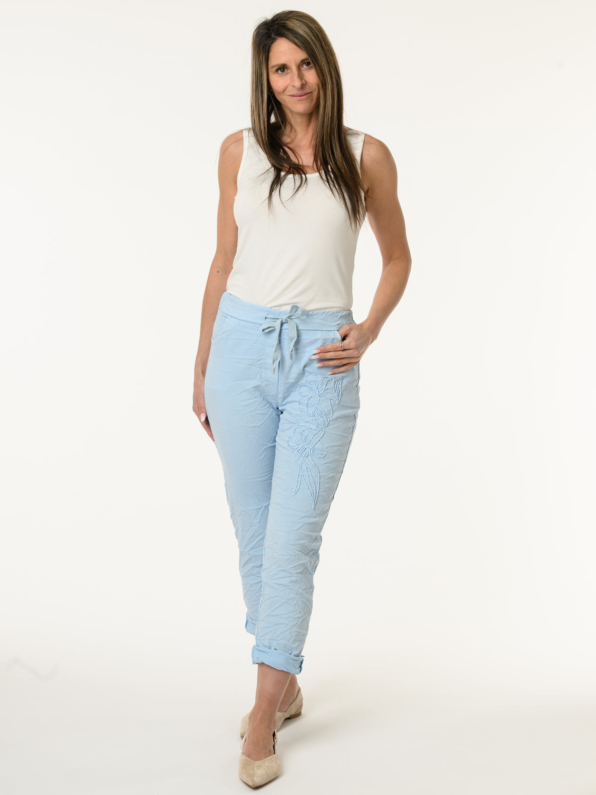 Pantalon bleu ciel avec fleur brodée