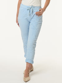 Pantalon bleu ciel avec fleur brodée