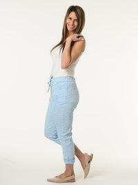 Pantalon bleu ciel avec fleur brodée