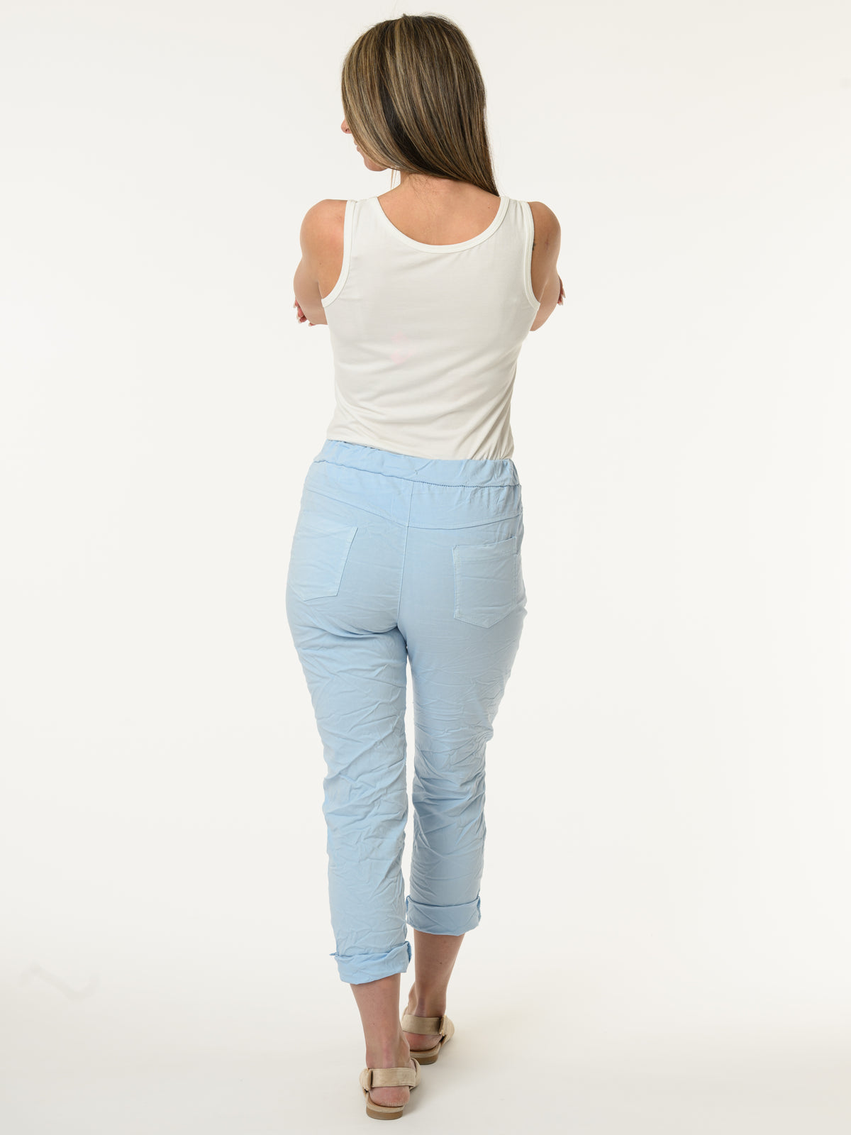 Pantalon bleu ciel avec fleur brodée