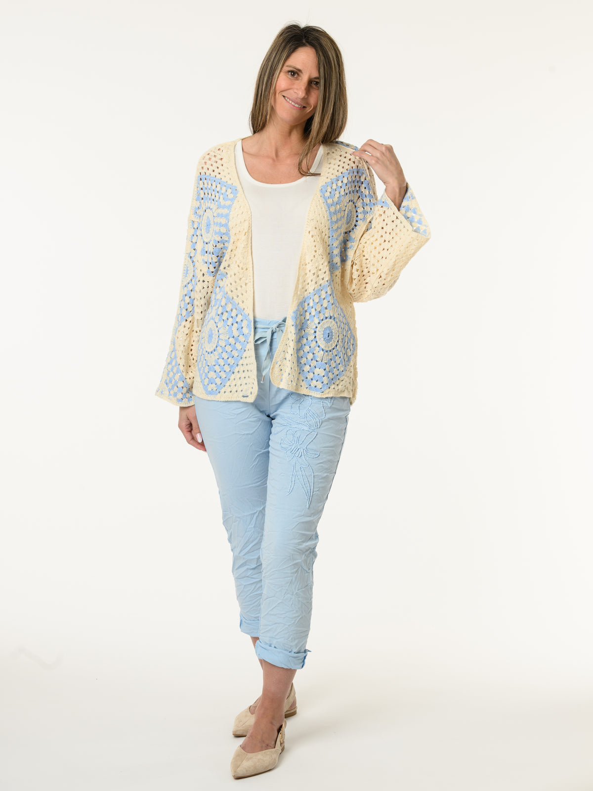 Veste beige et bleue en tricot