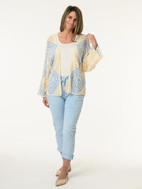 Veste beige et bleue en tricot