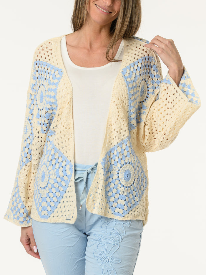 Veste beige et bleue en tricot