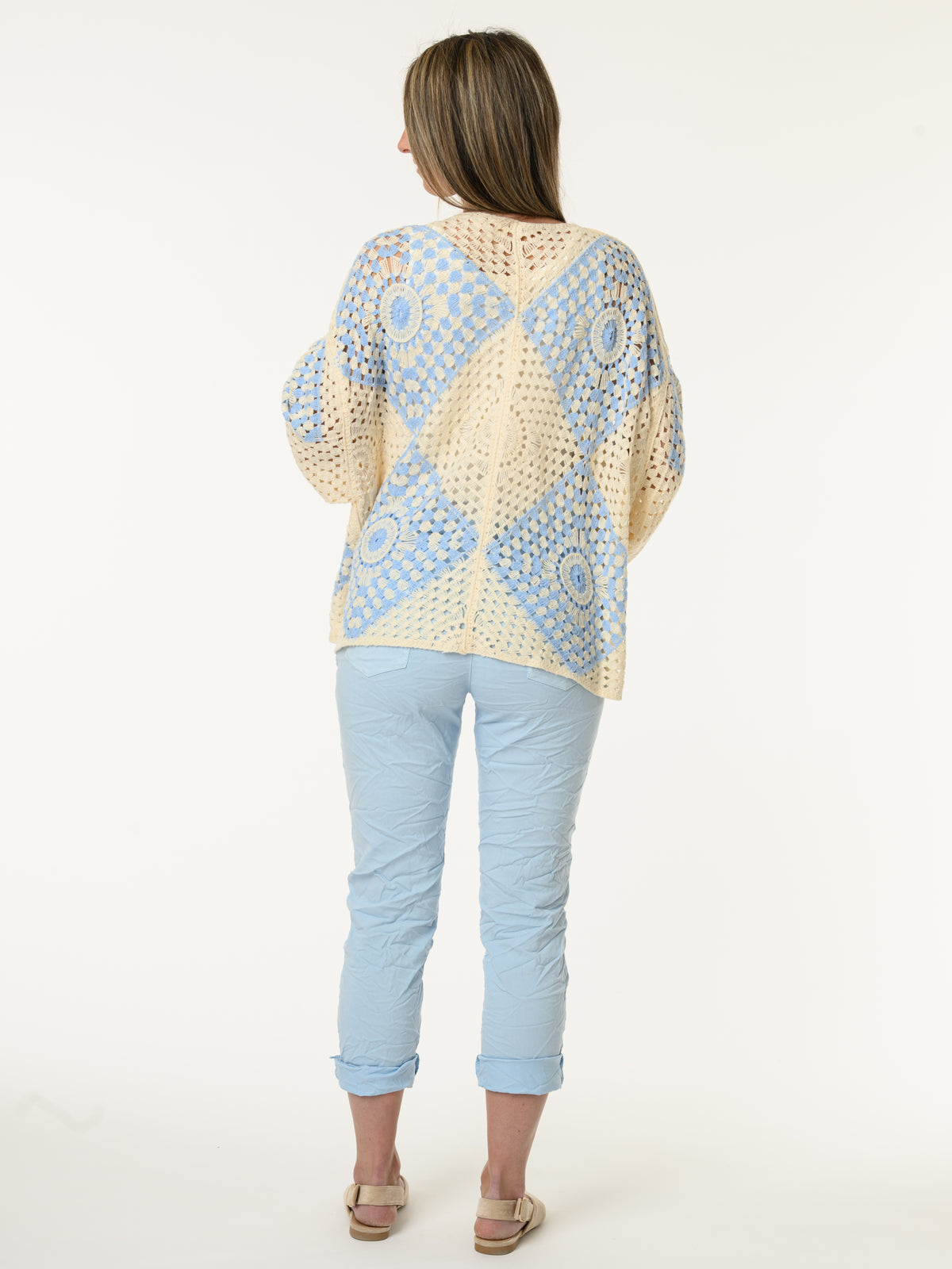 Veste beige et bleue en tricot
