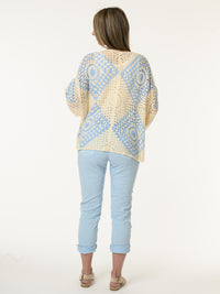 Veste beige et bleue en tricot