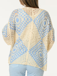 Veste beige et bleue en tricot
