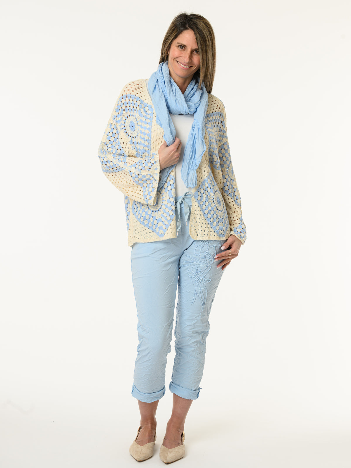 Veste beige et bleue en tricot