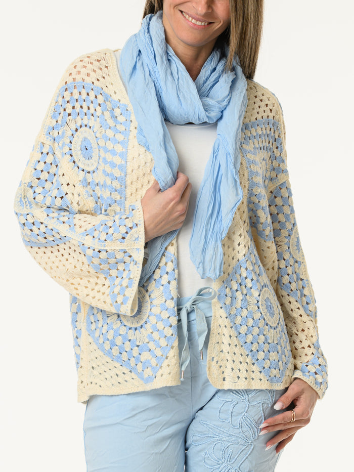 Veste beige et bleue en tricot