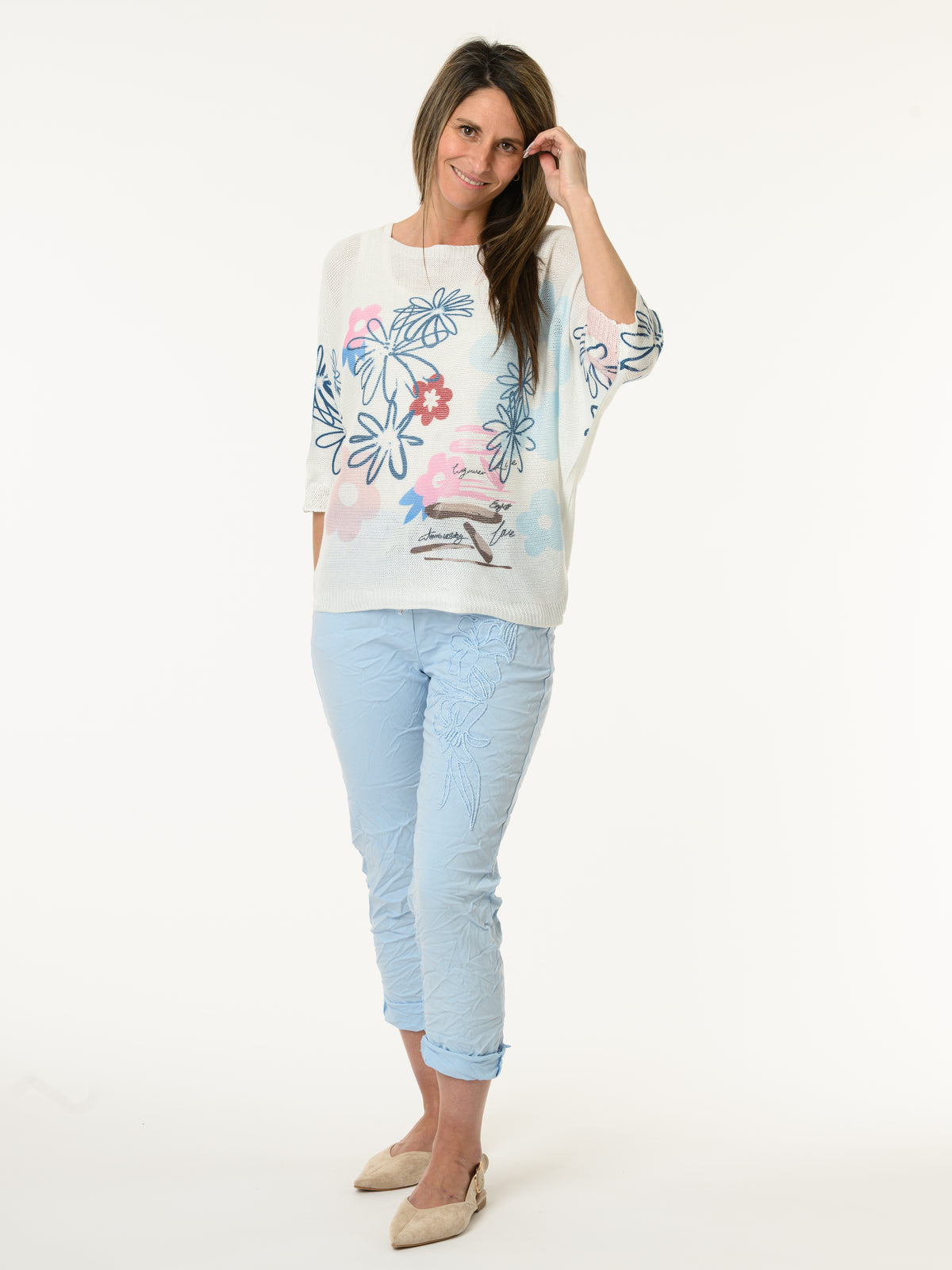Chandail blanc avec imprimé de fleurs graphiques