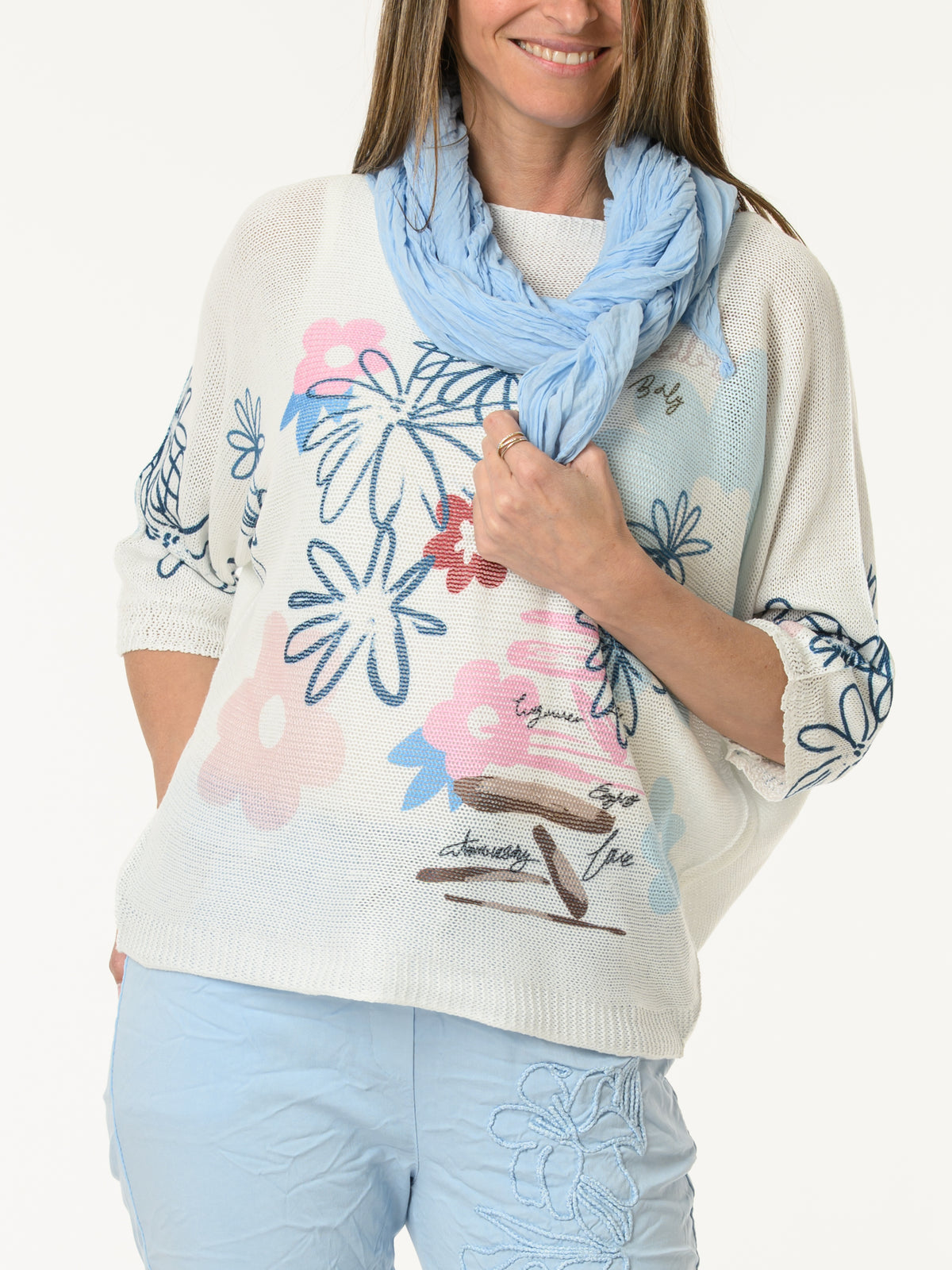 Chandail blanc avec imprimé de fleurs graphiques
