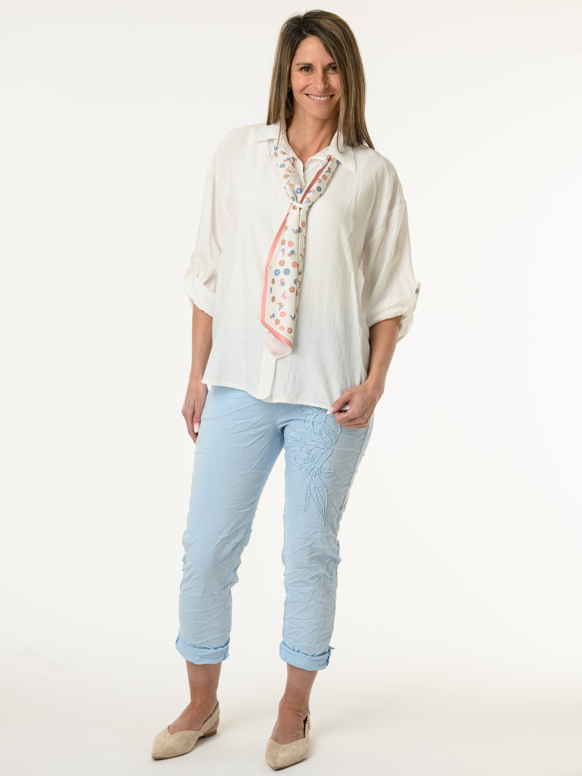 Chemise blanche avec foulard style cravate à motifs floraux