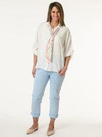 Chemise blanche avec foulard style cravate à motifs floraux