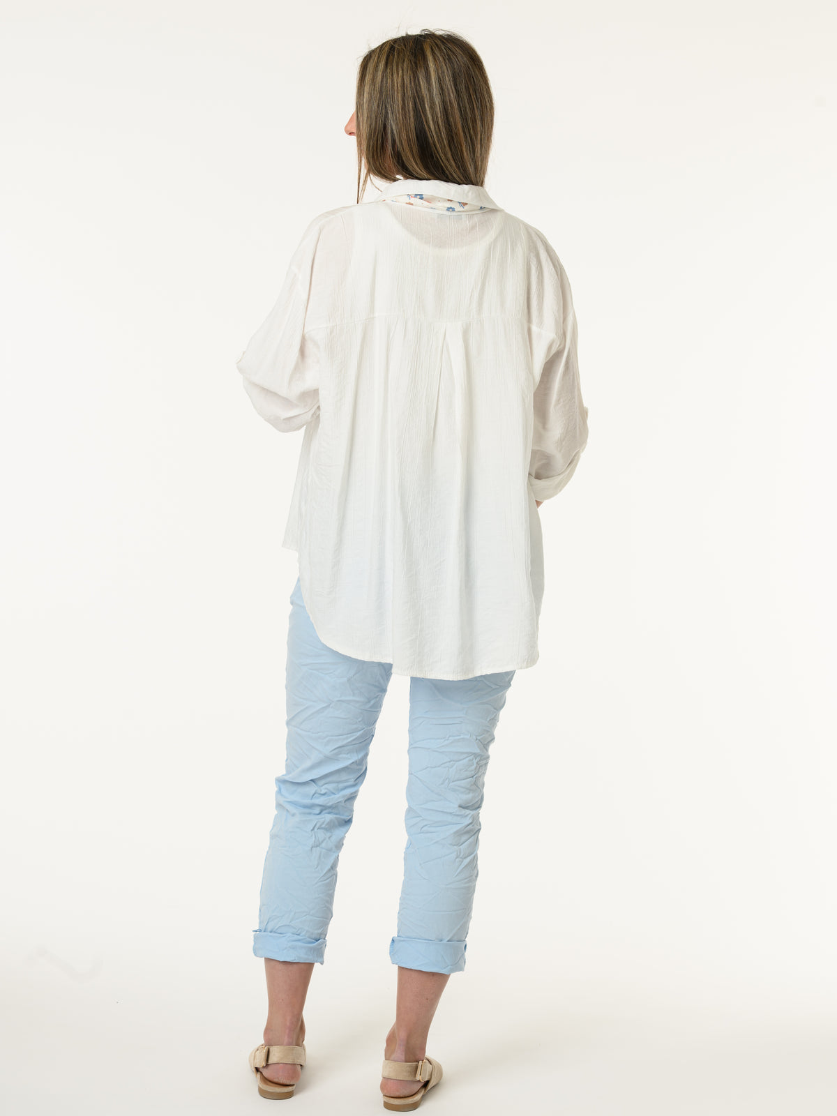Chemise blanche avec foulard style cravate à motifs floraux