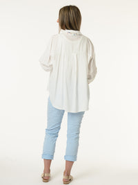 Chemise blanche avec foulard style cravate à motifs floraux