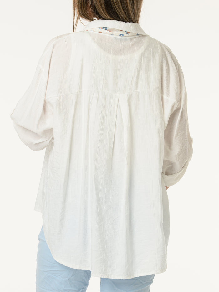 Chemise blanche avec foulard style cravate à motifs floraux
