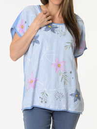 T-shirt bleu avec imprimé de fleurs bleues et roses