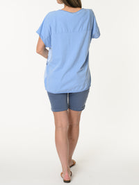 T-shirt bleu avec imprimé de fleurs bleues et roses