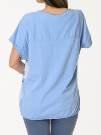 T-shirt bleu avec imprimé de fleurs bleues et roses