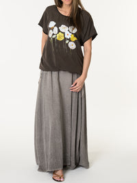 T-shirt brun avec imprimé de fleurs blanches et jaunes