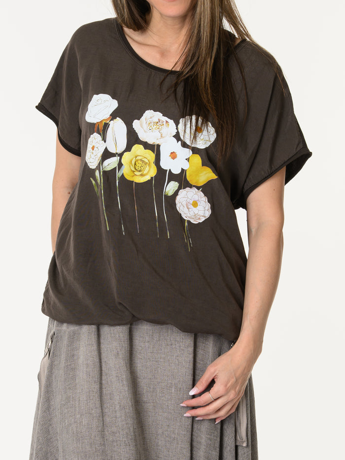 T-shirt brun avec imprimé de fleurs blanches et jaunes