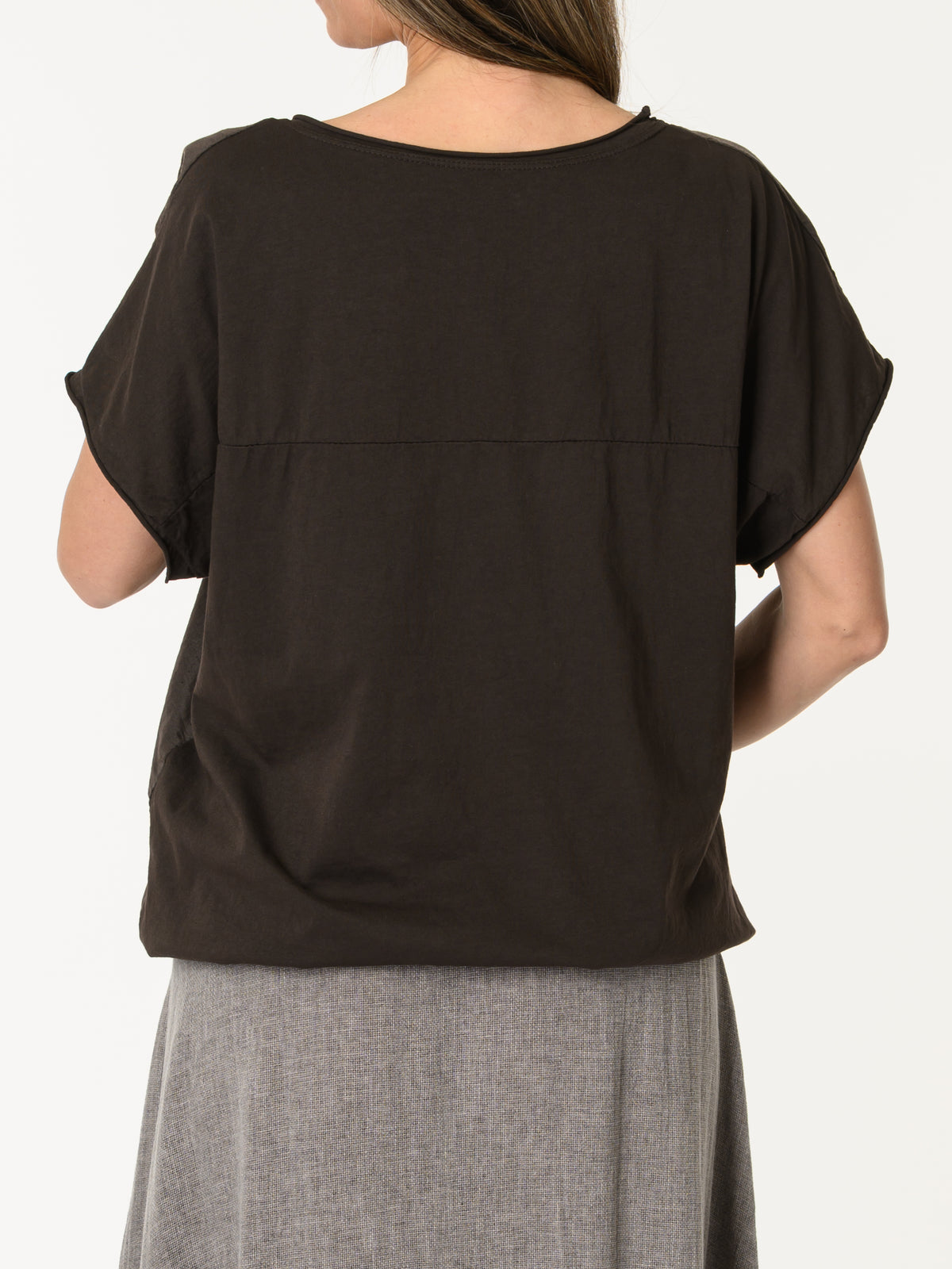T-shirt brun avec imprimé de fleurs blanches et jaunes