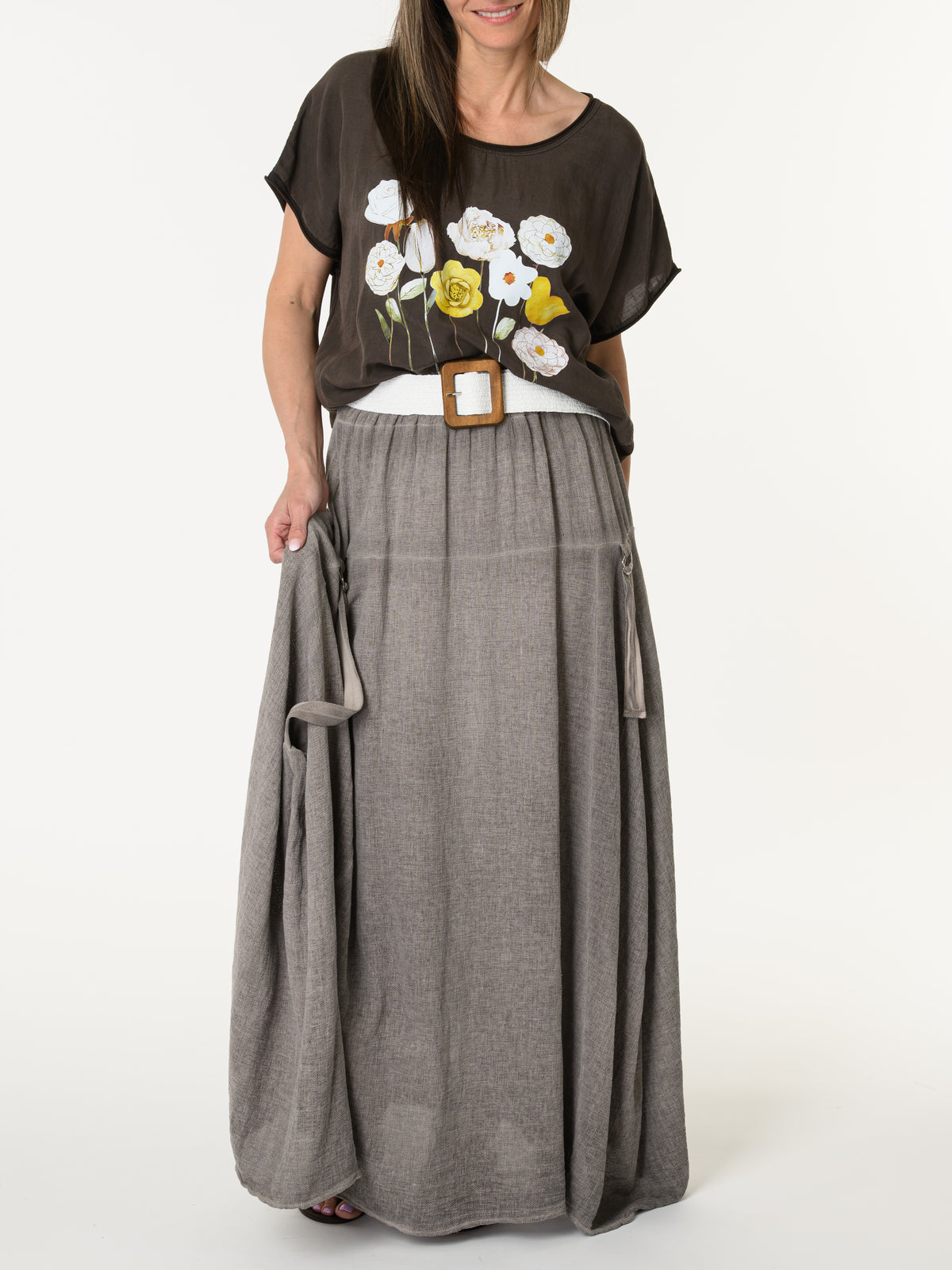T-shirt brun avec imprimé de fleurs blanches et jaunes