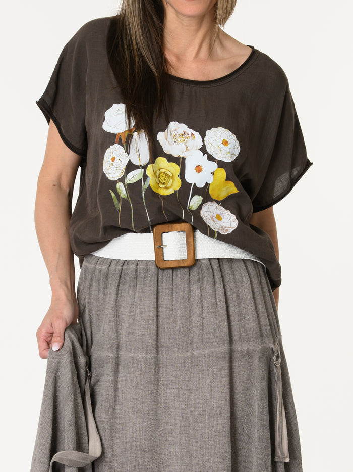 T-shirt brun avec imprimé de fleurs blanches et jaunes