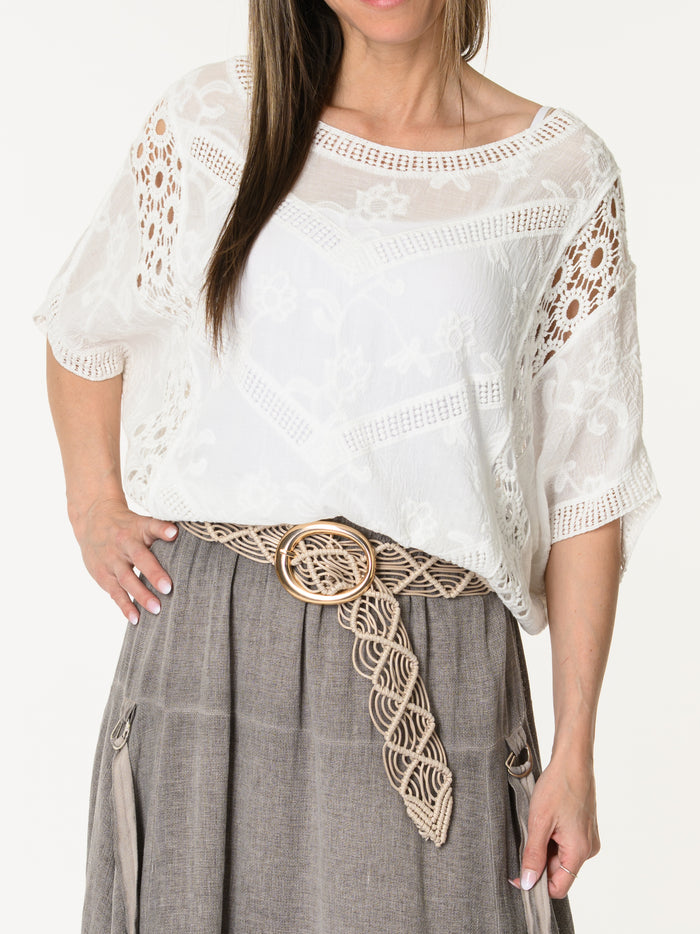 Chandail blanc avec motifs floraux brodés