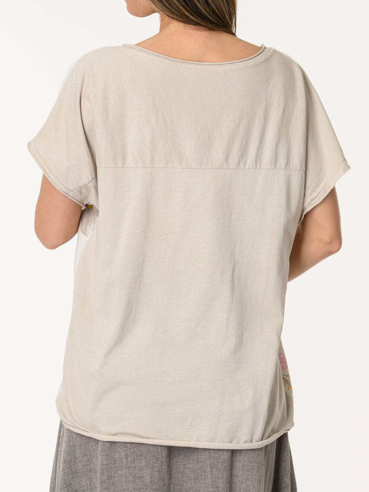 T-shirt beige avec imprimé de fleurs roses et moka