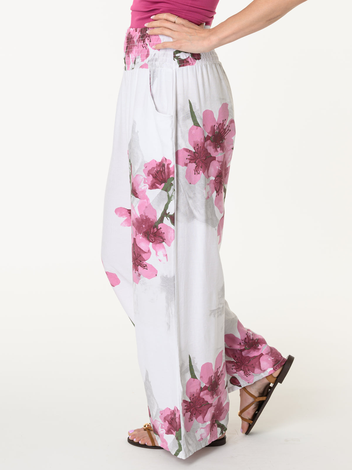 Pantalon palazzo blanc avec imprimé floral magenta