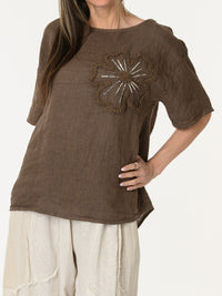 Chandail brun avec grande fleur texturée