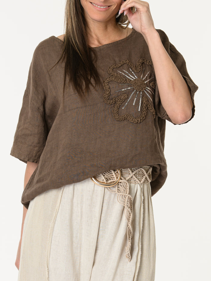 Chandail brun avec grande fleur texturée